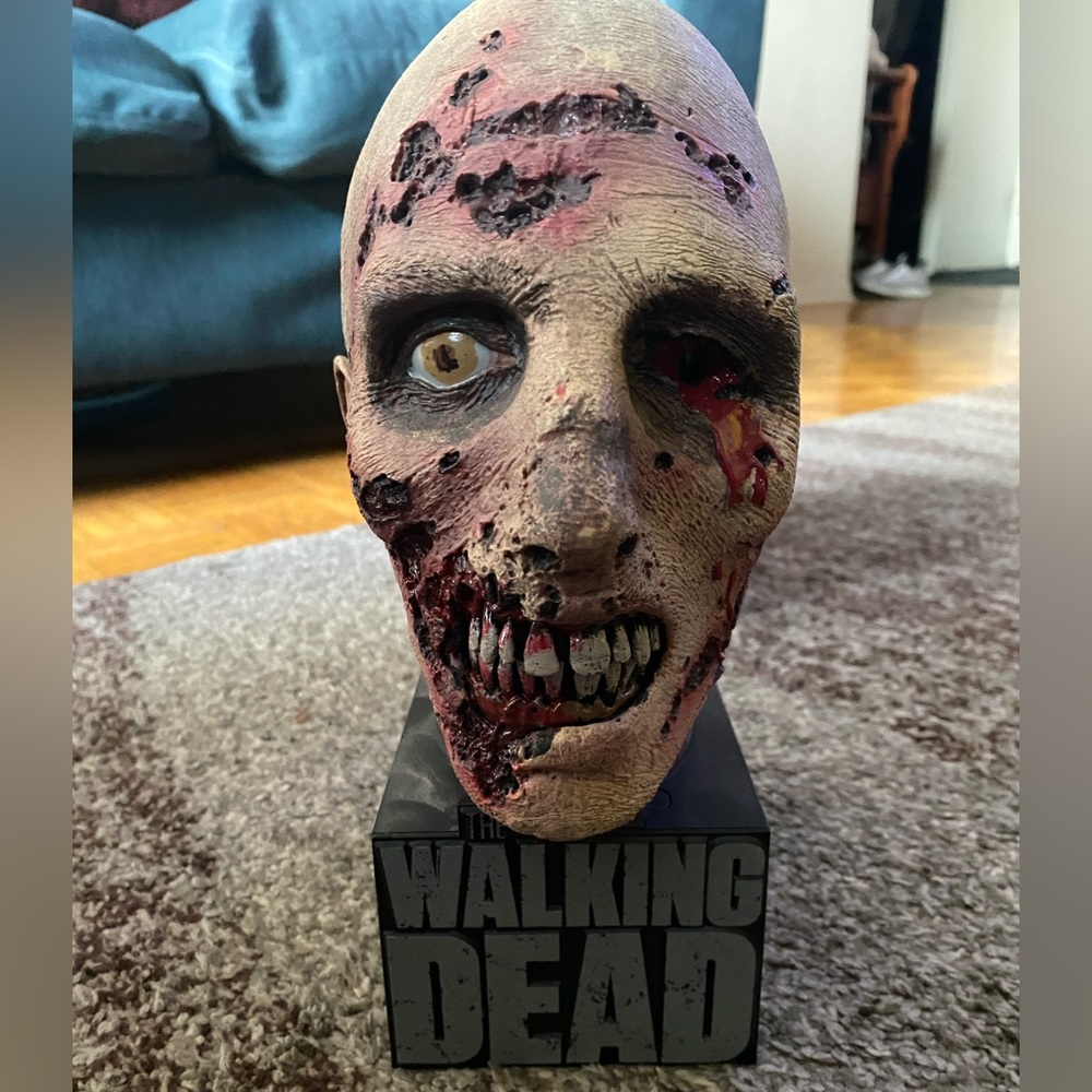 Special Edition Walking Dead season 2 Blu-Ray and Zombie Head statue